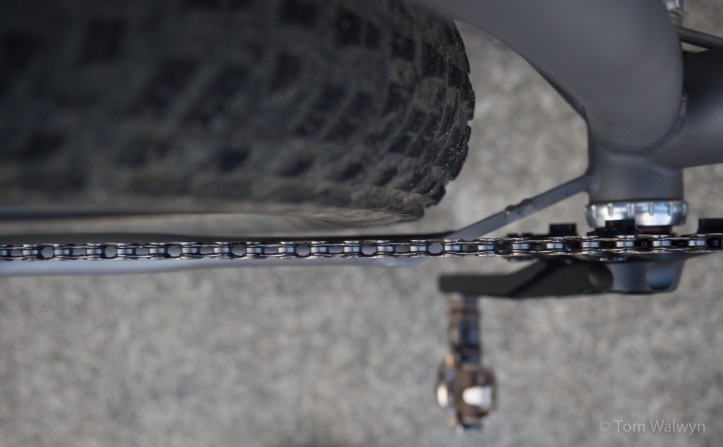 For the curious, there is comfortable clearance between tyre and chain-stay despite a non-offset rear and standard 73mm BB casing