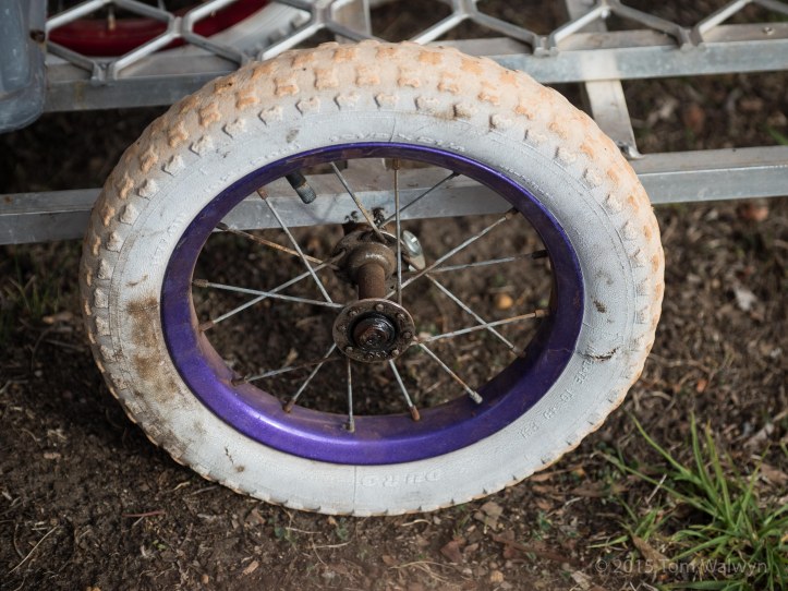 Greg's home-fangled kiddie-trailer quickly showed signs of age with the hub bearings a long distant memory.  Thankfully there was a backup plan or several :-)